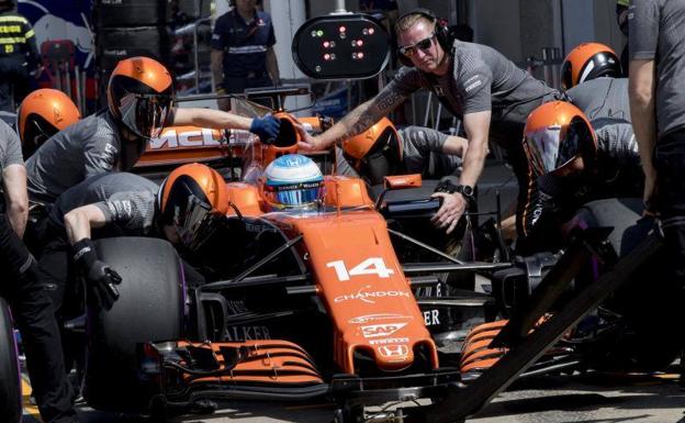 Fernando Alonso, en el 'pit lane' del circuito de Montreal.
