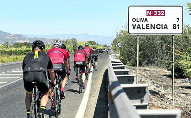 Un grupo de ciclistas para por el tramo de la N-332 donde el domingo se produjo otro atropello mortal./Natxo Francés/EFE