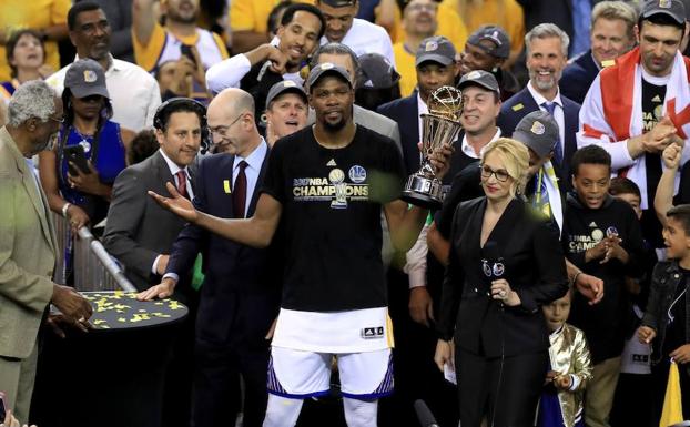 Durant, con el trofeo.