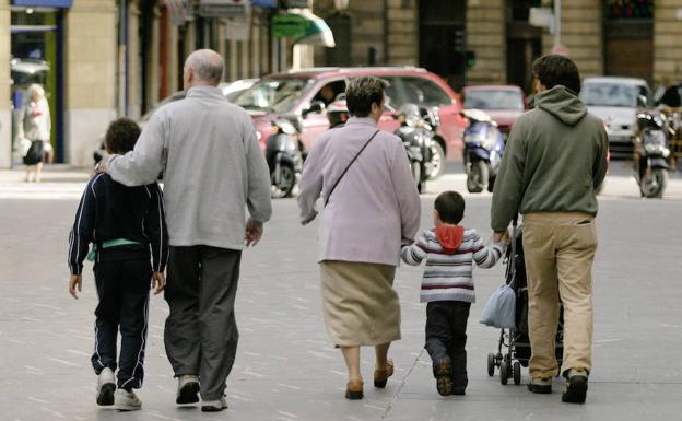 Mónica Oltra destina el personal para desatascar la tramitación del carné de familia numerosa cuatro meses después de anunciarlo