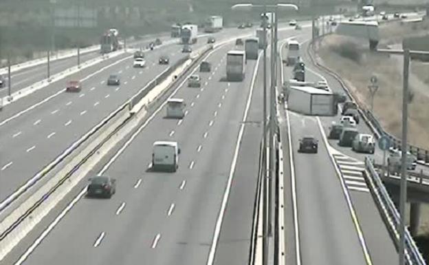 El vuelco de un camión provoca retenciones en el by-pass