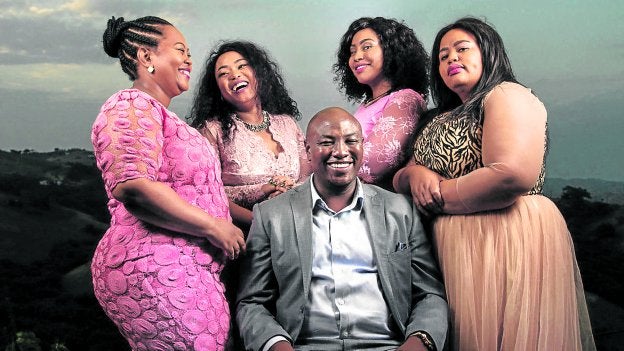Musa, encantado de la vida, posa con sus cuatro mujeres durante la promoción del reality de la cadena Mzansi Magic . / R. C.