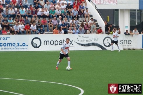 Una acción del partido en El Clariano. / ontinyent cf