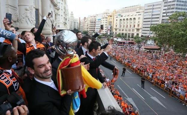 Rafa Martínez alza la copa en el balcón/VBC
