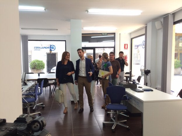 Soler muestra la sede local del PP de Gandia a María José Catalá, tras ellos Carmen Contelles, Elena Bastidas y Guillermo Barber.