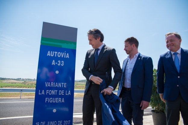 El ministro de Fomento inaugura la variante de la Font de la Figuera junto al alcalde. / albert fito-fotografiart