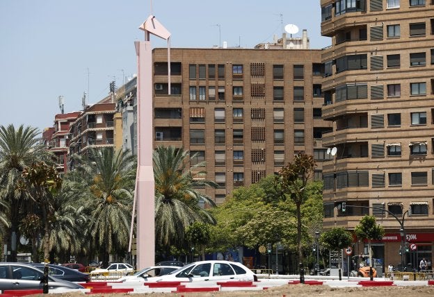 La escultura conocida como la Pantera Rosa, ayer. / j. signes