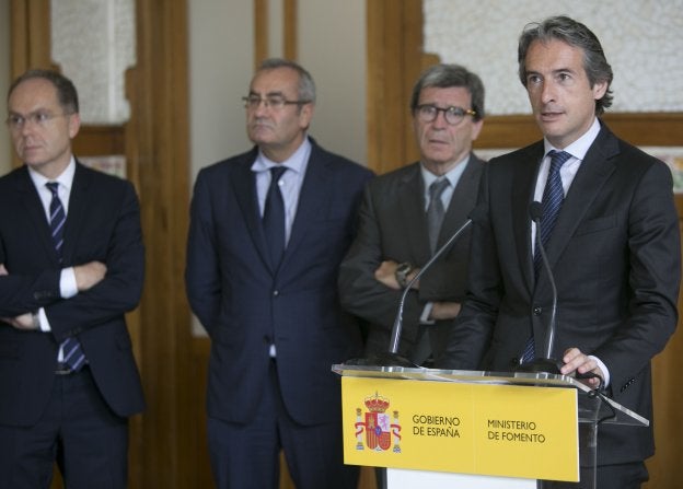 Juan Bravo (Adif), José Llorca (Puertos Estado), Aurelio Martínez (Puerto de Valencia) e Íñigo de la Serna (Fomento), ayer. / damián torres