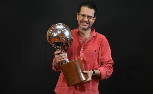 Pedro Martínez posa con la copa de la Liga ACB/ACB Photo / Pepe Casares