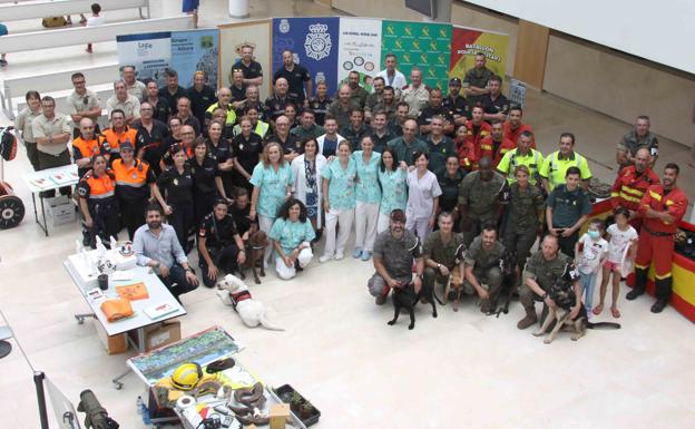 Los diferentes Cuerpos de Seguridad que representa la Asociación Sonrisas posan en la clausura del curso./Hospital La Fe