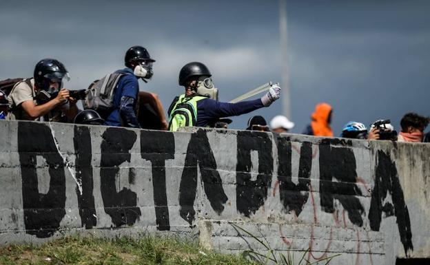 Activistas, durante la protesta./Afp
