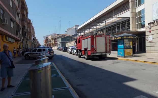 Un camión de Bomberos frente al centro de salud desalojado./LP
