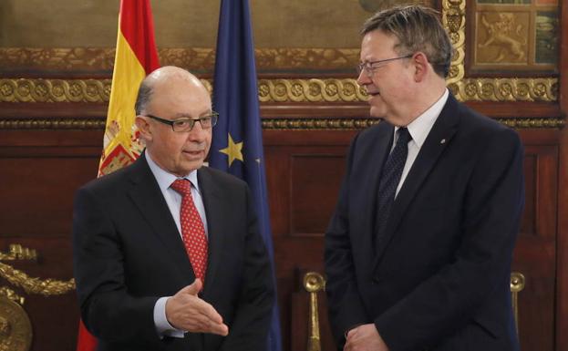 Cristóbal Montoro, con Ximo Puig, hace unos meses/EFE
