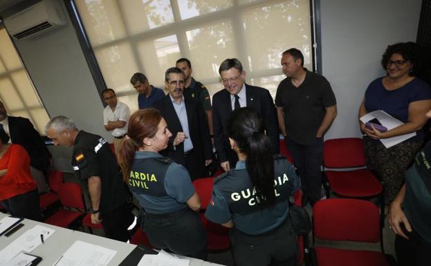 Ximo Puig dialoga con dos agentes de la Guardia Civil. /JESÚS SIGNES