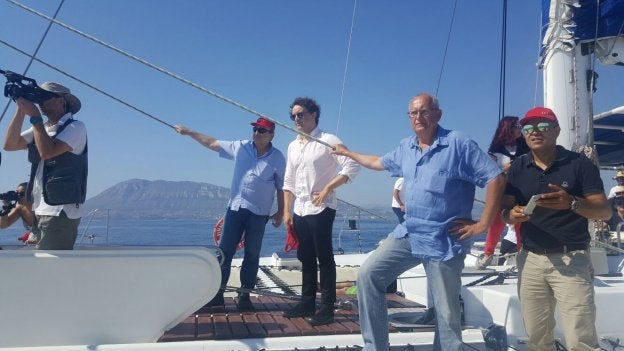 El alcalde de Dénia, Vicent Grimalt, navega junto al secretario autonómico de la Agencia Valenciana del Turismo, Francesc Colomer. / LP