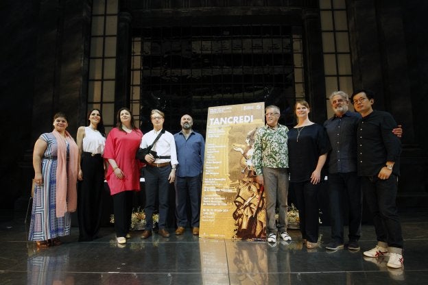 El equipo artístico de 'Tancredi', ayer, sobre el escenario de Les Arts.