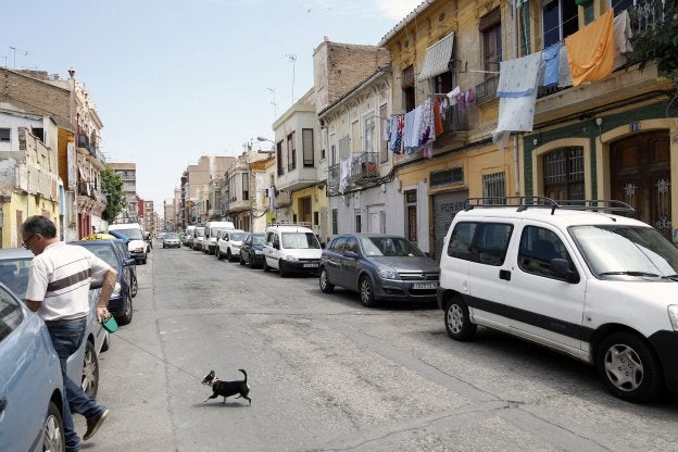 Una de las calles del Cabanyal pendiente de reurbanización. / irene marsilla