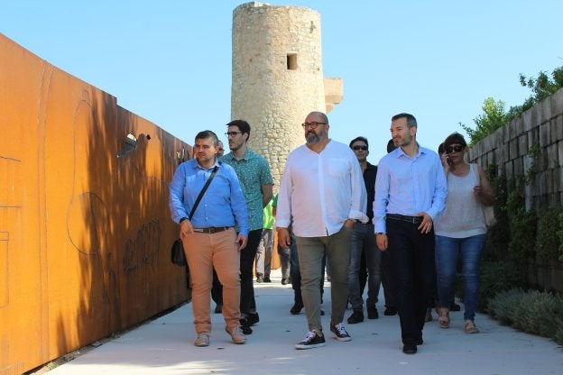 Nomdedéu y ediles de Tavernes en la visita a la torre de guaita. / lp