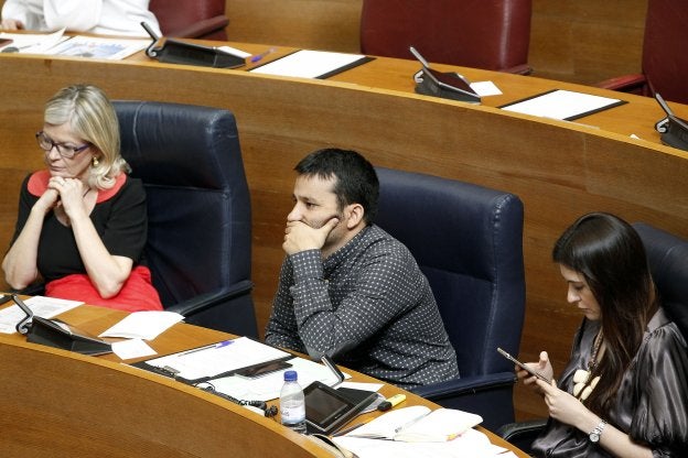 Vicent Marzà, en su escaño, durante el último pleno de Les Corts. / irene marsilla