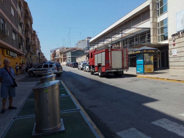 La calle Mayor poco después del desalojo del edificio. / lp