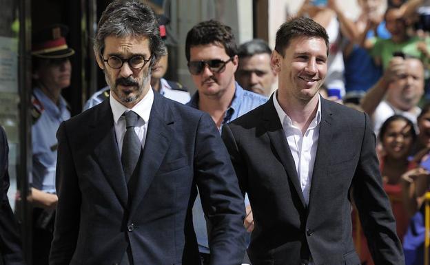 Messi (d), acompañado de su hermano Rodrigo y de su abogado, Cristóbal Martell (i). /JOSEP LAGO (Afp)