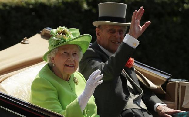 El duque de Edimburgo con la reina Isabel II./Efe