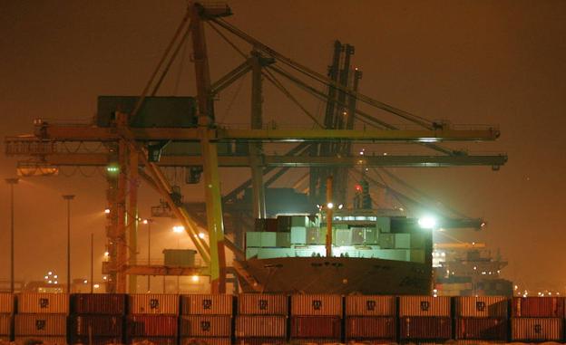 Labores de estiba de un barco en el Puerto de Valencia.