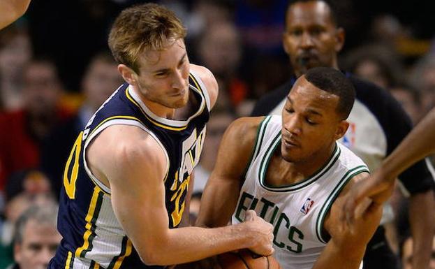 Gordon Hayward disputa el balón con Avery Bradley, su nuevo compañero de equipo.