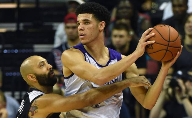 Lonzo Ball, en una acción ante Kendall Marshall.