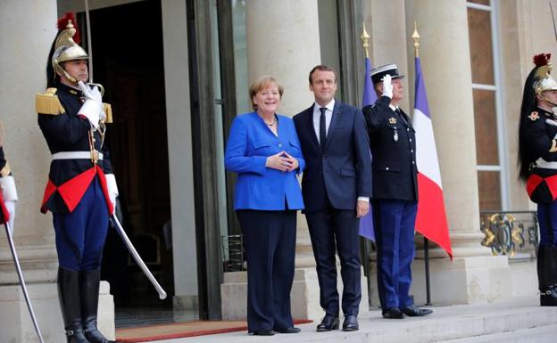 Macron recibe a Merkel./Reuters