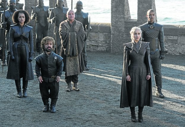 Una escena de 'Juego de Tronos', con Daenerys Targaryen (Emilia Clarke) y Tyrion Lannister (Peter Dinklage) en primer término.