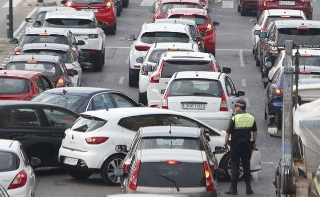 Atasco en la Avenido de Ausiàs March de Valencia.