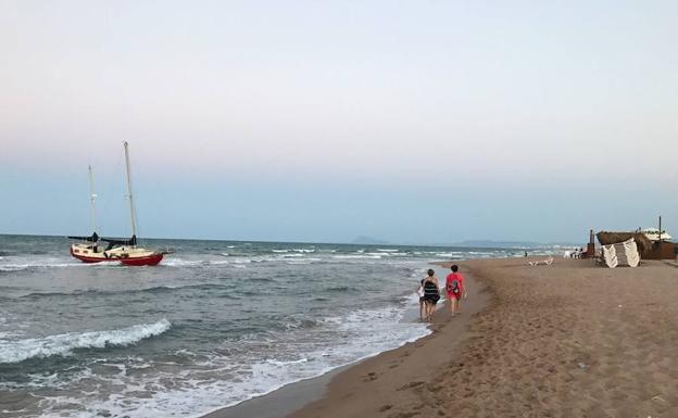 Embarcación encallada en la playa.