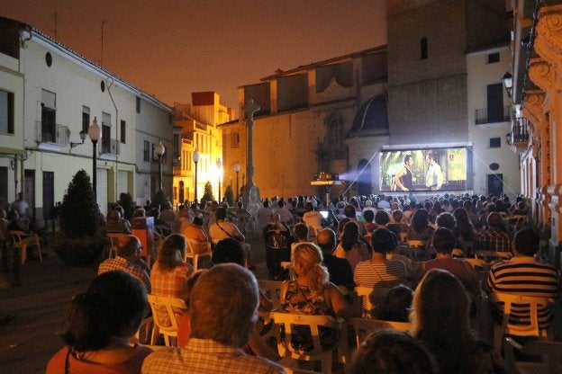Una sesión de 'Cine a la fresca' organizada por el Ayuntamiento en la calle.