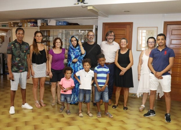 Nafi ha sido recibido por el alcalde de la localidad, junto a su familia de acogida.