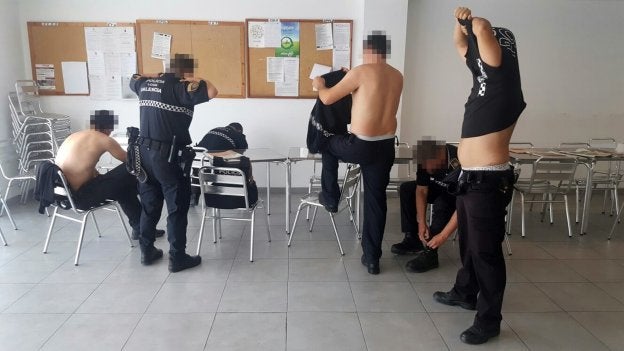 Policía Local de Tránsitos, cambiándose en la sala de descanso.