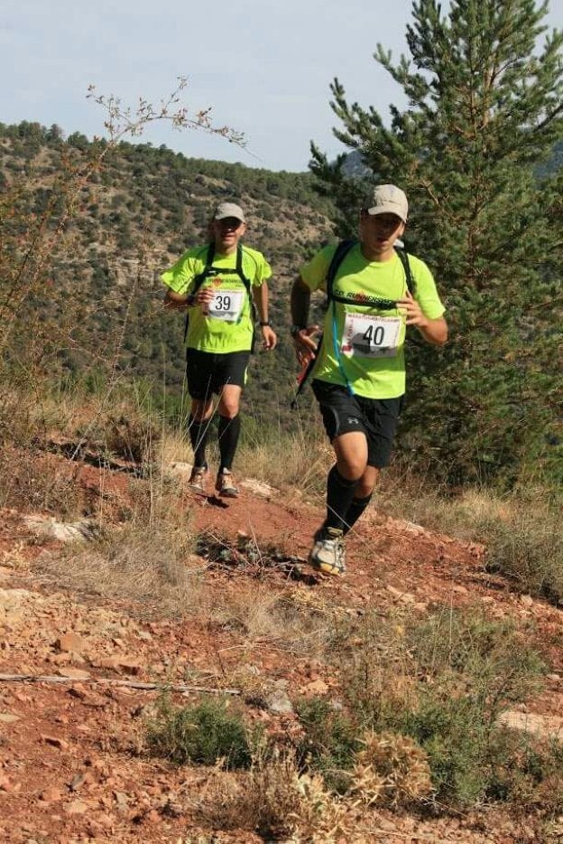 Roger (padre) y Sergio (hijo) corriendo durante un maratón sobre montaña. / LP