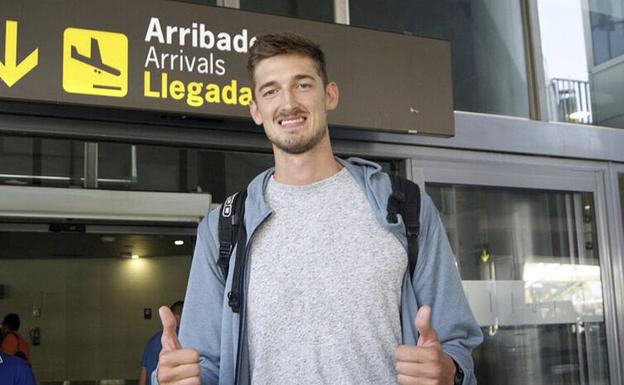 El pívot alemán Tibor Pleiss a su llegada al aeropuerto de Manises