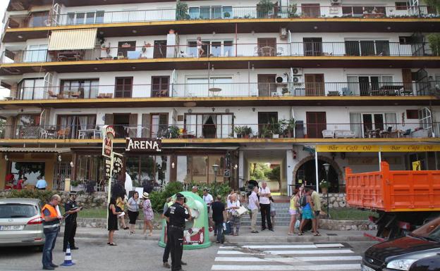 Vecinos de Dénia salen con maletas de una de las viviendas que han tenido que ser desalojadas.