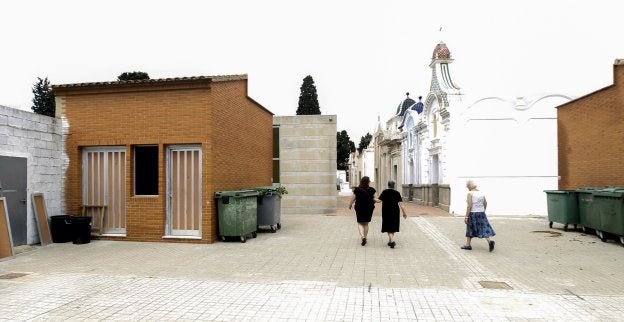 La caseta y tres mujeres junto a los panteones.