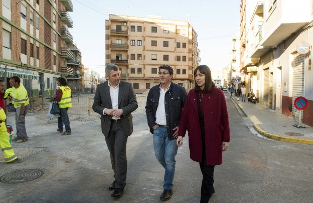 David González, Jorge Rodríguez, y Diana Morant en una visita a la ciudad de Oliva