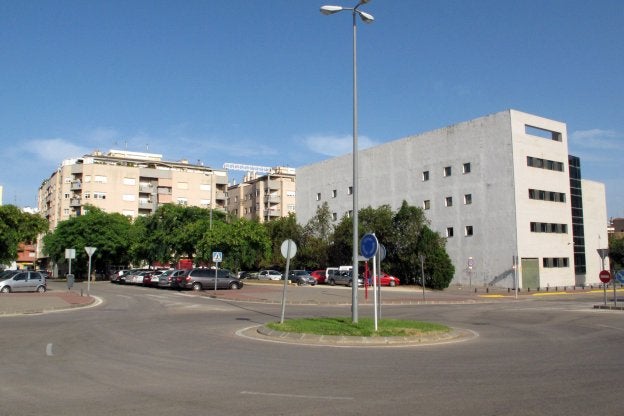 El solar donde está previsto construir la nueva comisaría de Dénia y que ahora se utiliza como aparcamiento.