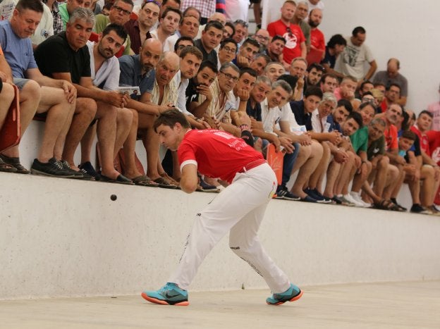 Puchol II juega una pelota junto a la escala. / val net