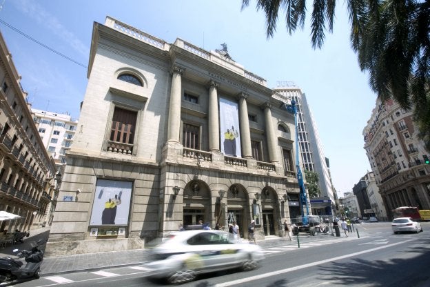 Unos operarios reparando, el pasado junio, con una grúa la fachada del teatro.