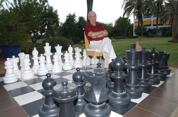 Mario Vargas Llosa durante una estancia en la clínica Buchinger, en 2005. Arriba, Tamara e Isabel.