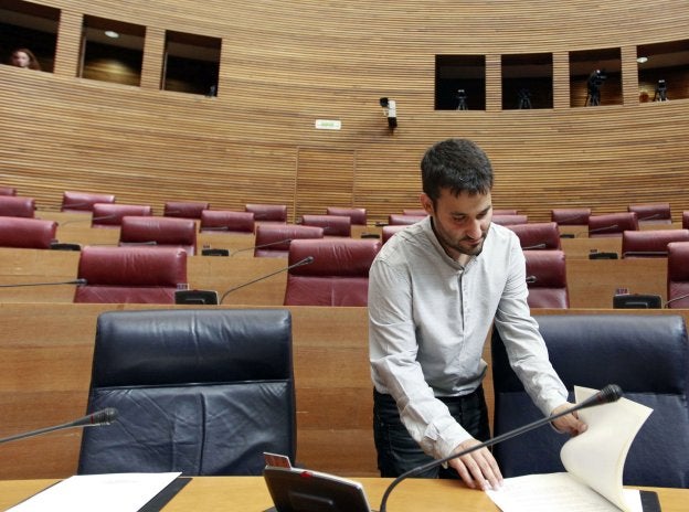 El conseller de Educación, Vicent Marzà, en un pleno de Les Corts.