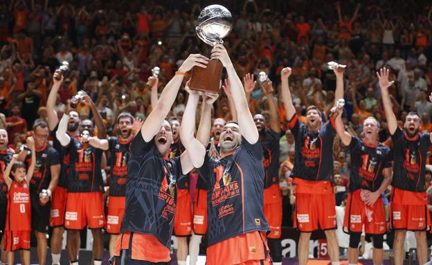 El Valencia Basket celebrando su triunfo en la liga ABC.
