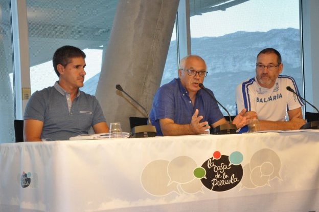 Jorge Jorro, a la izquierda, en la mesa presidencial al lado de Ricard Pérez.