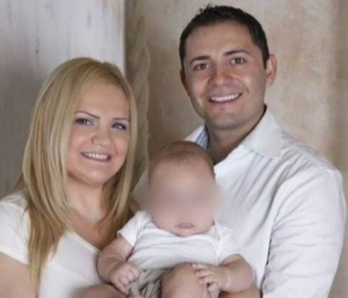 Pilar Garrido y Jorge Fernández con su hijo en una foto familiar.