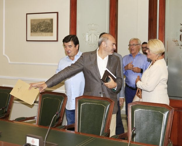Eusebio Monzó habla con Consol Castillo antes de empezar la Junta de Portavoces, ayer por la mañana.